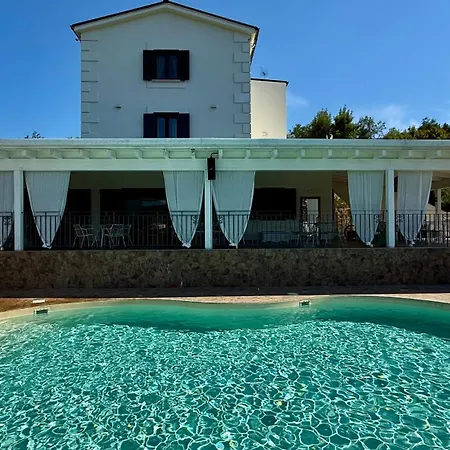 Borgo Del Nespolo 住宿加早餐酒店 4*